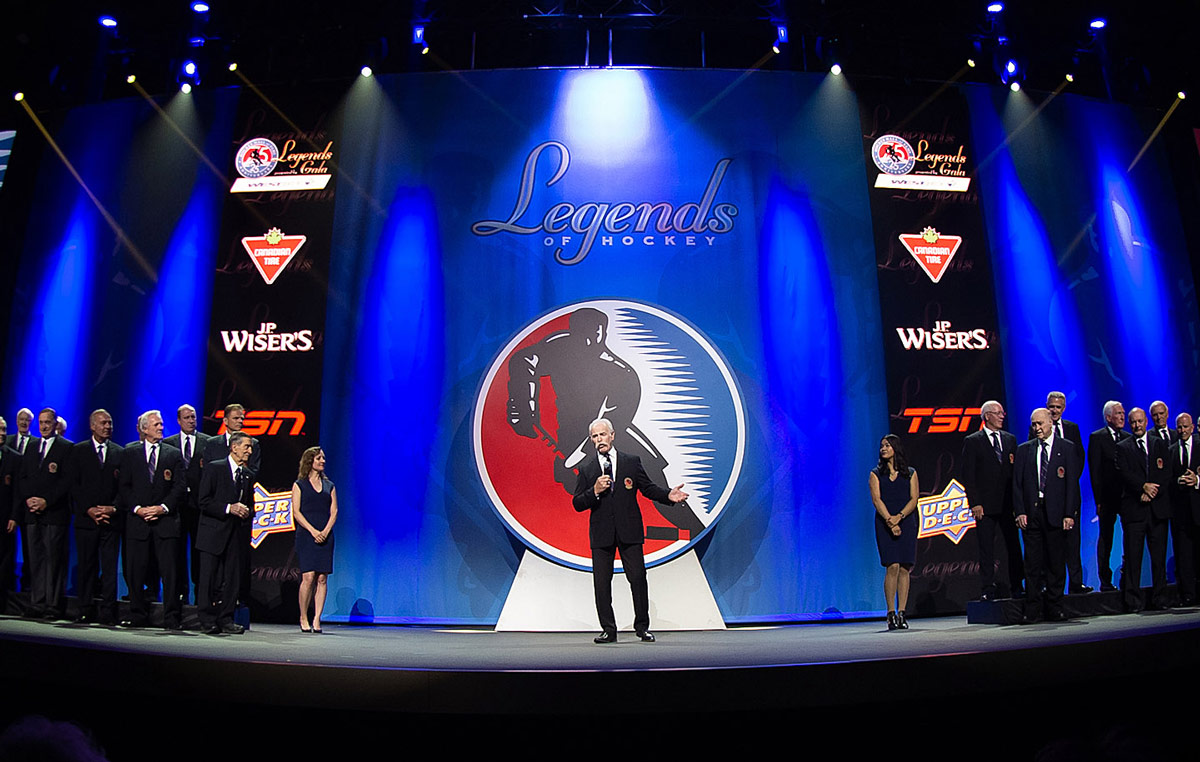 Honoured Member and HHOF Chairman of the Board of Directors Lanny McDonald addresses the audience following the ‘Parade of Legends’.